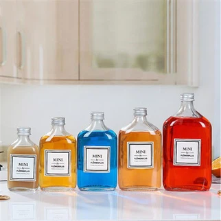 ढक्कन वाली कांच की जूस की बोतलें